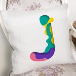 - Rh-K9507-Gorsel2 - Realhomes Beyaz Zemin Renkli J Harfli Özel Tasarım Dijital Baskılı Yastık Kırlent Kılıfı Realhomes