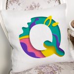 Beyaz Zemin Renkli Q Harfli Özel Tasarım Dijital Baskılı Yastık Kırlent Kılıfı Realhomes