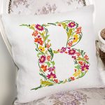 - Rh-K9529-Gorsel2 - Realhomes Beyaz Zemin Yaprak Temalı B Harfi Özel Tasarım Dijital Baskılı Yastık Kırlent Kılıfı Realhomes