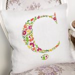 - Rh-K9531-Gorsel2 - Realhomes Beyaz Zemin Yaprak Temalı Ç Harfi Özel Tasarım Dijital Baskılı Yastık Kırlent Kılıfı Realhomes