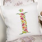 - Rh-K9537-Gorsel2 - Realhomes Beyaz Zemin Yaprak Temalı İ Harfi Özel Tasarım Dijital Baskılı Yastık Kırlent Kılıfı Realhomes