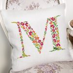 - Rh-K9542-Gorsel2 - Realhomes Beyaz Zemin Yaprak Temalı M Harfi Özel Tasarım Dijital Baskılı Yastık Kırlent Kılıfı Realhomes