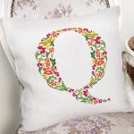 Beyaz Zemin Yaprak Temalı Q Harfi Özel Tasarım Dijital Baskılı Yastık Kırlent Kılıfı Realhomes