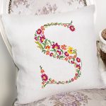 - Rh-K9549-Gorsel2 - Realhomes Beyaz Zemin Yaprak Temalı S Harfi Özel Tasarım Dijital Baskılı Yastık Kırlent Kılıfı Realhomes