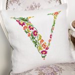 Beyaz Zemin Yaprak Temalı V Harfi Özel Tasarım Dijital Baskılı Yastık Kırlent Kılıfı Realhomes