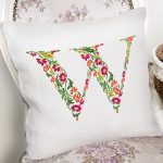 - Rh-K9555-Gorsel2 - Realhomes Beyaz Zemin Yaprak Temalı W Harfi Özel Tasarım Dijital Baskılı Yastık Kırlent Kılıfı Realhomes