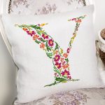 - Rh-K9556-Gorsel2 - Realhomes Beyaz Zemin Yaprak Temalı Y Harfi Özel Tasarım Dijital Baskılı Yastık Kırlent Kılıfı Realhomes