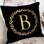 - Rh-K9560-Gorsel2 - Realhomes  Siyah Zemin Gold Yaprak Çerçeveli B Harfi Özel Tasarım Dijital Baskılı Yastık Kırlent Kılıfı Realhomes