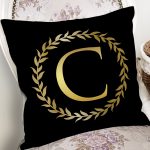 - Rh-K9561-Gorsel2 - Realhomes  Siyah Zemin Gold Yaprak Çerçeveli C Harfi Özel Tasarım Dijital Baskılı Yastık Kırlent Kılıfı Realhomes
