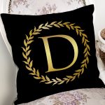 - Rh-K9563-Gorsel2 - Realhomes Siyah Zemin Gold Yaprak Çerçeveli D Harfi Özel Tasarım Dijital Baskılı Yastık Kırlent Kılıfı Realhomes