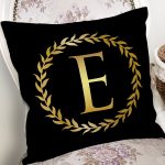 - Rh-K9564-Gorsel2 - Realhomes Siyah Zemin Gold Yaprak Çerçeveli E Harfi Özel Tasarım Dijital Baskılı Yastık Kırlent Kılıfı Realhomes