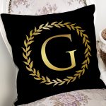 - Rh-K9566-Gorsel2 - Realhomes Siyah Zemin Gold Yaprak Çerçeveli G Harfi Özel Tasarım Dijital Baskılı Yastık Kırlent Kılıfı Realhomes