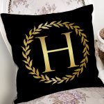 Siyah Zemin Gold Yaprak Çerçeveli H Harfi Özel Tasarım Dijital Baskılı Yastık Kırlent Kılıfı Realhomes