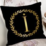 - Rh-K9568-Gorsel2 - Realhomes Siyah Zemin Gold Yaprak Çerçeveli İ Harfi Özel Tasarım Dijital Baskılı Yastık Kırlent Kılıfı Realhomes