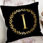 - Rh-K9569-Gorsel2 - Realhomes Siyah Zemin Gold Yaprak Çerçeveli I Harfi Özel Tasarım Dijital Baskılı Yastık Kırlent Kılıfı Realhomes