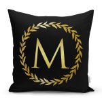 - Rh-K9573-Gorsel1 - Realhomes Siyah Zemin Gold Yaprak Çerçeveli M Harfi Özel Tasarım Dijital Baskılı Yastık Kırlent Kılıfı Realhomes