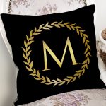 - Rh-K9573-Gorsel2 - Realhomes Siyah Zemin Gold Yaprak Çerçeveli M Harfi Özel Tasarım Dijital Baskılı Yastık Kırlent Kılıfı Realhomes