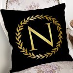 - Rh-K9574-Gorsel2 - Realhomes Siyah Zemin Gold Yaprak Çerçeveli N Harfi Özel Tasarım Dijital Baskılı Yastık Kırlent Kılıfı Realhomes