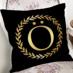 - Rh-K9576-Gorsel2 - Realhomes Siyah Zemin Gold Yaprak Çerçeveli Ö Harfi Özel Tasarım Dijital Baskılı Yastık Kırlent Kılıfı Realhomes