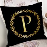 - Rh-K9577-Gorsel2 - Realhomes Siyah Zemin Gold Yaprak Çerçeveli P Harfi Özel Tasarım Dijital Baskılı Yastık Kırlent Kılıfı Realhomes