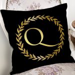 Siyah Zemin Gold Yaprak Çerçeveli Q Harfi Özel Tasarım Dijital Baskılı Yastık Kırlent Kılıfı Realhomes