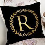 Siyah Zemin Gold Yaprak Çerçeveli R Harfi Özel Tasarım Dijital Baskılı Yastık Kırlent Kılıfı Realhomes