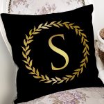 - Rh-K9580-Gorsel2 - Realhomes Siyah Zemin Gold Yaprak Çerçeveli S Harfi Özel Tasarım Dijital Baskılı Yastık Kırlent Kılıfı Realhomes