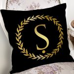- Rh-K9581-Gorsel2 - Realhomes Siyah Zemin Gold Yaprak Çerçeveli Ş Harfi Özel Tasarım Dijital Baskılı Yastık Kırlent Kılıfı Realhomes