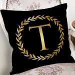 - Rh-K9582-Gorsel2 - Realhomes Siyah Zemin Gold Yaprak Çerçeveli T Harfi Özel Tasarım Dijital Baskılı Yastık Kırlent Kılıfı Realhomes