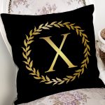 - Rh-K9587-Gorsel2 - Realhomes Siyah Zemin Gold Yaprak Çerçeveli X Harfi Özel Tasarım Dijital Baskılı Yastık Kırlent Kılıfı Realhomes