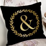 - Rh-K9590-Gorsel2 - Realhomes Siyah Zemin Gold Yaprak Çerçeveli & Harfi Özel Tasarım Dijital Baskılı Yastık Kırlent Kılıfı Realhomes