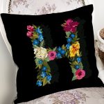 - Rh-K9599-Gorsel2 - Realhomes Siyah Zemin Renkli Gül Temalı H Harfi Özel Tasarım Dijital Baskılı Yastık Kırlent Kılıfı Realhomes