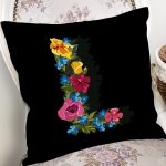 - Rh-K9604-Gorsel2 - Realhomes Siyah Zemin Renkli Gül Temalı L Harfi Özel Tasarım Dijital Baskılı Yastık Kırlent Kılıfı Realhomes