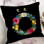 Siyah Zemin Renkli Gül Temalı Ö Harfi Özel Tasarım Dijital Baskılı Yastık Kırlent Kılıfı Realhomes