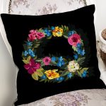 Siyah Zemin Renkli Gül Temalı Q Harfi Özel Tasarım Dijital Baskılı Yastık Kırlent Kılıfı Realhomes