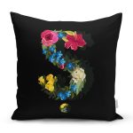 - Rh-K9613-Gorsel1 - Realhomes Siyah Zemin Renkli Gül Temalı Ş Harfi Özel Tasarım Dijital Baskılı Yastık Kırlent Kılıfı Realhomes