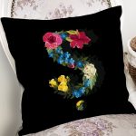 - Rh-K9613-Gorsel2 - Realhomes Siyah Zemin Renkli Gül Temalı Ş Harfi Özel Tasarım Dijital Baskılı Yastık Kırlent Kılıfı Realhomes
