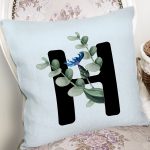 Mavi Zemin Çiçek Desenli Siyah H Harfi Özel Tasarım Dijital Baskılı Yastık Kırlent Kılıfı Realhomes