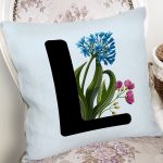 - Rh-K9636-Gorsel2 - Realhomes  Mavi Zemin Çiçek Desenli Siyah L Harfi Özel Tasarım Dijital Baskılı Yastık Kırlent Kılıfı Realhomes