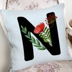 - Rh-K9638-Gorsel2 - Realhomes Mavi Zemin Çiçek Desenli Siyah N Harfi Özel Tasarım Dijital Baskılı Yastık Kırlent Kılıfı Realhomes