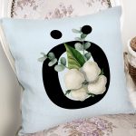 - Rh-K9640-Gorsel2 - Realhomes  Mavi Zemin Çiçek Desenli Siyah Ö Harfi Özel Tasarım Dijital Baskılı Yastık Kırlent Kılıfı Realhomes