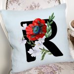 - Rh-K9643-Gorsel2 - Realhomes Mavi Zemin Çiçek Desenli Siyah R Harfi Özel Tasarım Dijital Baskılı Yastık Kırlent Kılıfı Realhomes