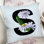 - Rh-K9644-Gorsel2 - Realhomes Mavi Zemin Çiçek Desenli Siyah S Harfi Özel Tasarım Dijital Baskılı Yastık Kırlent Kılıfı Realhomes