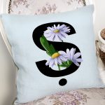 Mavi Zemin Çiçek Desenli Siyah Ş Harfi Özel Tasarım Dijital Baskılı Yastık Kırlent Kılıfı Realhomes