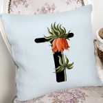 Mavi Zemin Çiçek Desenli Siyah T Harfi Özel Tasarım Dijital Baskılı Yastık Kırlent Kılıfı Realhomes