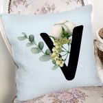 - Rh-K9649-Gorsel2 - Realhomes Mavi Zemin Çiçek Desenli Siyah V Harfi Özel Tasarım Dijital Baskılı Yastık Kırlent Kılıfı Realhomes