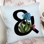 - Rh-K9654-Gorsel2 - Realhomes Mavi Zemin Çiçek Desenli Siyah & Harfi Özel Tasarım Dijital Baskılı Yastık Kırlent Kılıfı Realhomes