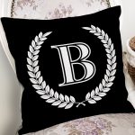 - Rh-K9656-Gorsel2 - Realhomes Siyah Beyaz Çelenkli B Harfi Özel Tasarım Dijital Baskılı Yastık Kırlent Kılıfı Realhomes