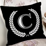 Siyah Beyaz Çelenkli C Harfi Özel Tasarım Dijital Baskılı Yastık Kırlent Kılıfı Realhomes