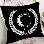 Siyah Beyaz Çelenkli Ç Harfi Özel Tasarım Dijital Baskılı Yastık Kırlent Kılıfı Realhomes
